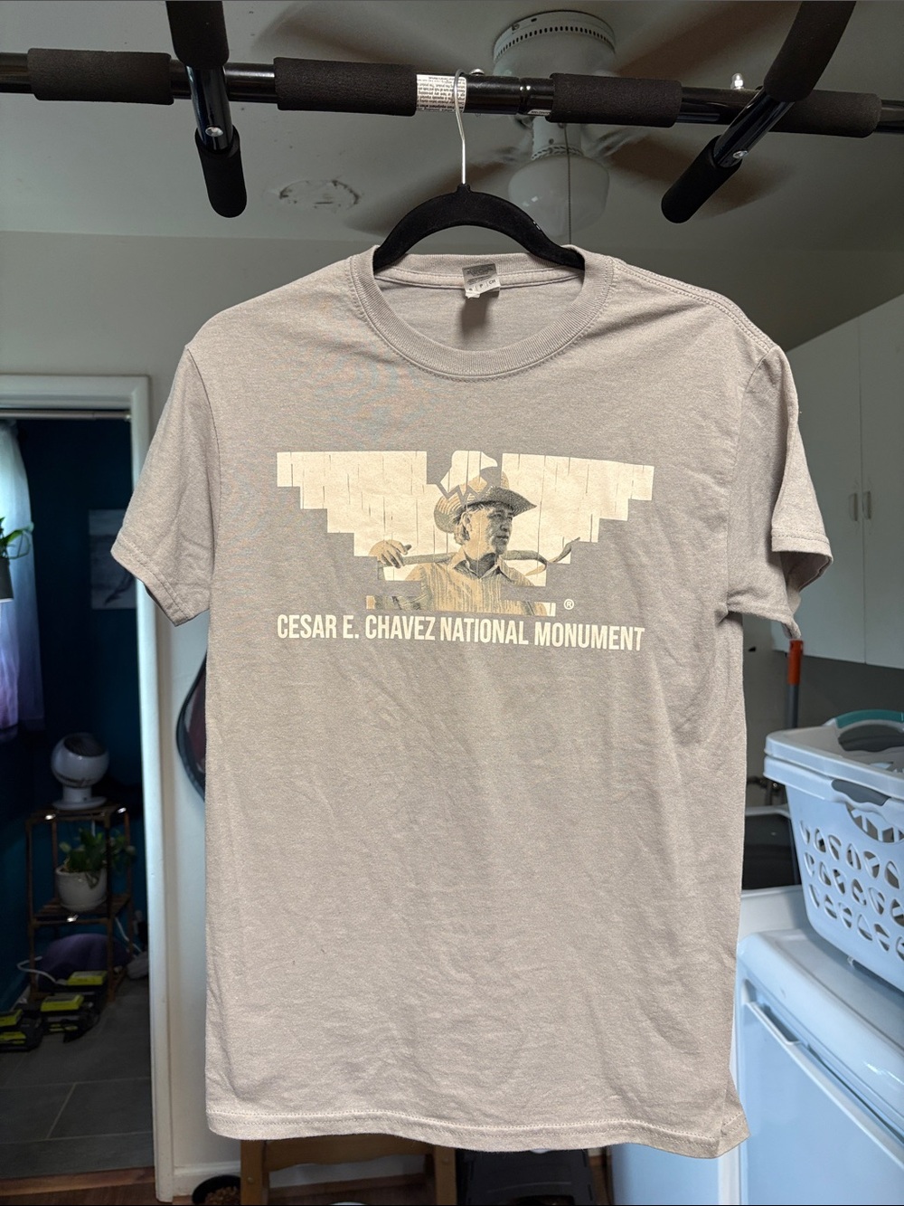 Gildan Light Gray Cesar E. Chavez National Monument Graphic Tee size small